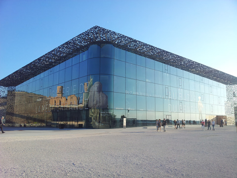 Le MuCEM et sa résille de béton, sur le parvis du J4 à Marseille