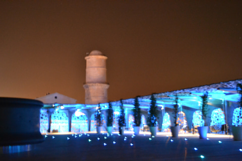 Le toit-terrasse du MuCEM illuminé de bleu la nuit, face au fort Saint-Jean