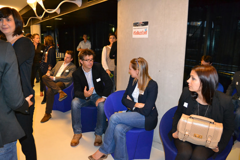 Participants en discussion avant la conférence, sous l’affichette #SoBuzzConf