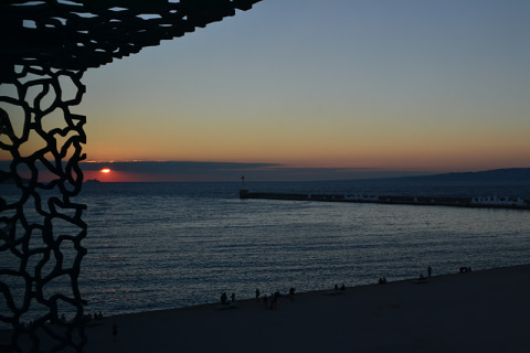 Coucher de soleil sur la rade de Marseille, vu depuis la passerelle du MuCEM